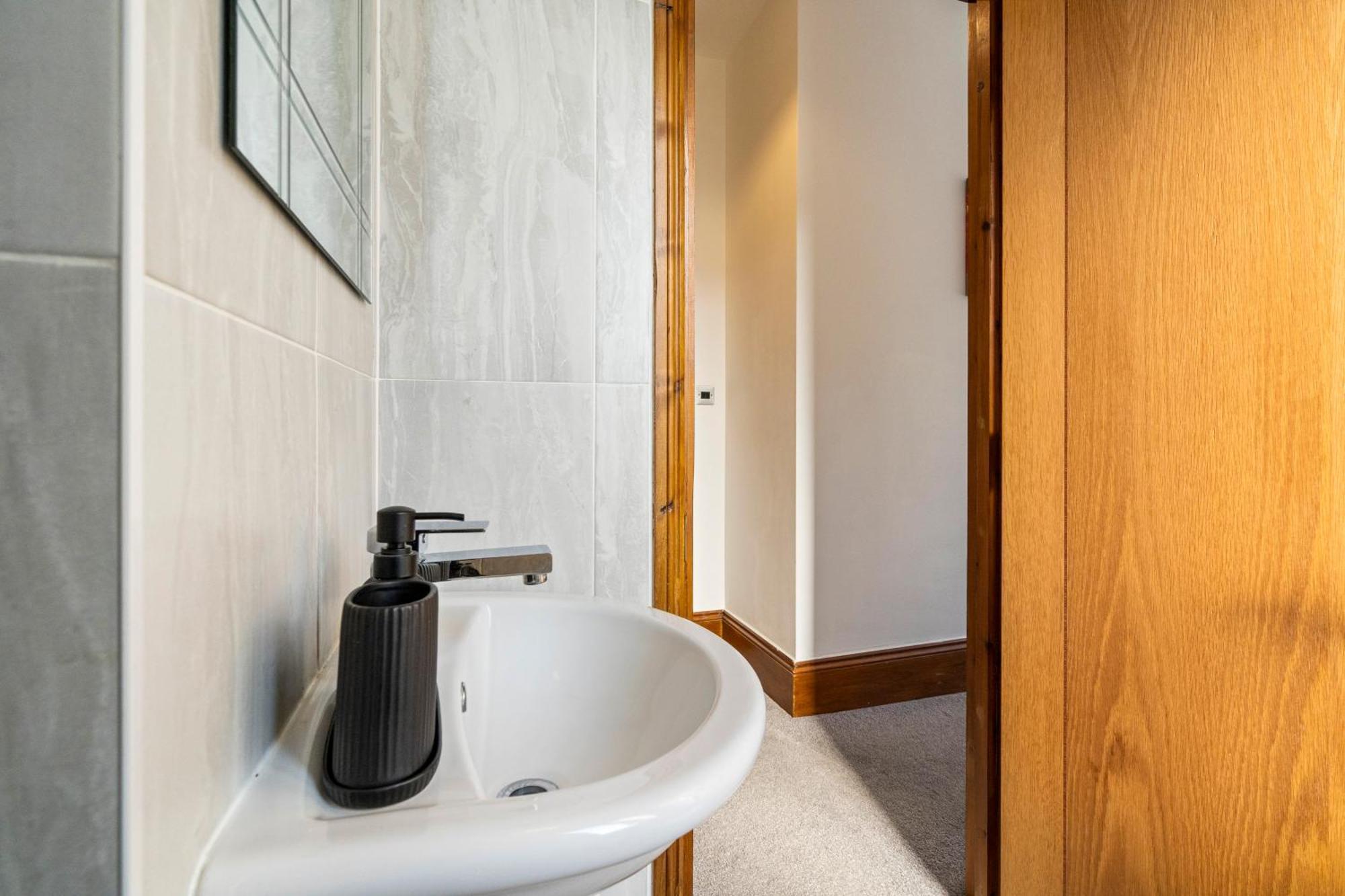 Modern 2 Bedroom Apartment In Mitcham, London Exteriör bild