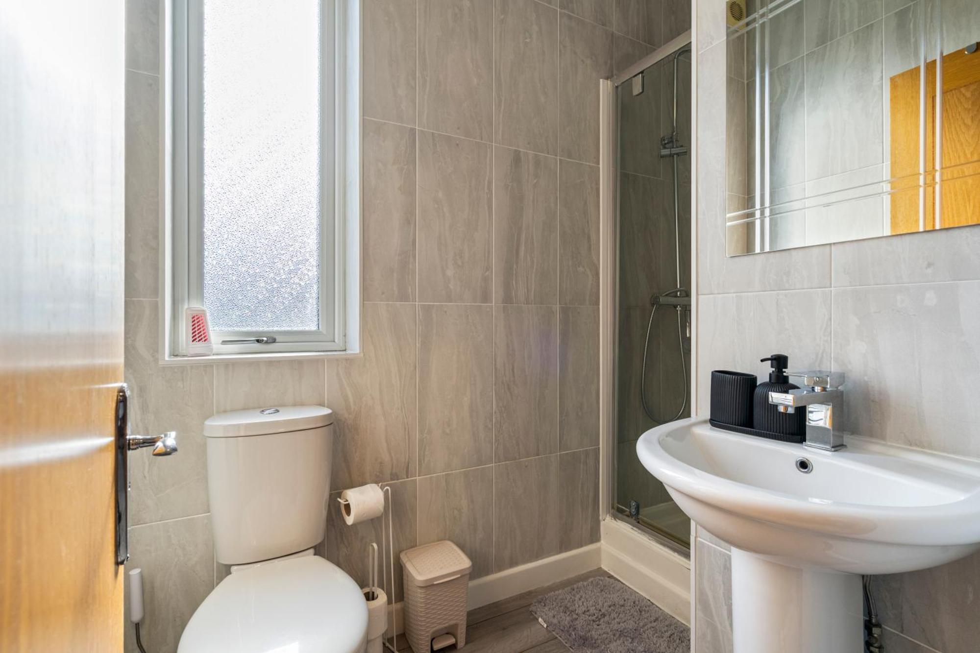 Modern 2 Bedroom Apartment In Mitcham, London Exteriör bild